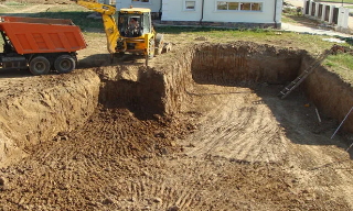 Рытье котлованов под фундамент в Кропоткине – цена от 2632 руб. за м3 | 2Землекопа-Крп