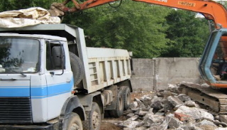 Вывоз строительного мусора с участка в Кропоткине недорого от 1579 руб. | 2Землекопа-Крп